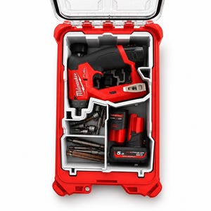 Pode incluir: Uma mala de ferramentas vermelha Milwaukee Fuel com tampa transparente, contendo uma ferramenta sem fio vermelha e preta, uma bateria 5.0 Ah Redlithium-Ion M18 e várias brocas e pontas de metal organizadas numa bandeja interior branca.