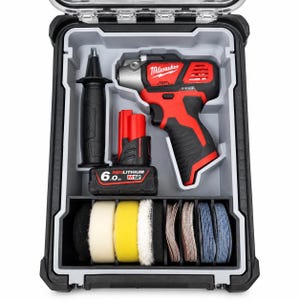Könnte beinhalten: Ein Milwaukee M12 Akku-Werkzeugset in einem schwarzen und grauen Koffer. Das Set enthält ein rot-schwarzes Elektrowerkzeug, einen 6,0 Ah Redlithium-Akku, einen schwarzen Seitengriff sowie verschiedene Polier- und Schleifscheiben.