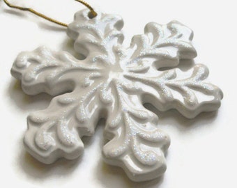Ornamento de floco de neve de cerâmica - decoração de floco de neve de Natal, decoração de casamento de inverno, ornamento brilhante, floco de neve branco, ornamento de lembrança de cerâmica