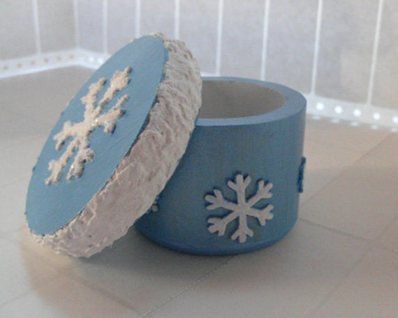 jewelry store with blue box