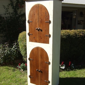 Gabinete Abbey Arches: gabinete alto hecho a mano con madera recuperada por Arcadian Cottage
