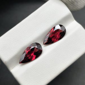 Röd mozambiquegranat, päronformad, fasetterad ädelsten, par, 6,30 ct/14 x 7 mm lös granat, par, 2-delat set för att göra örhängen.