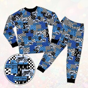 Puede incluir: Conjunto de pijama azul y negro para niños con temática de motocicletas. La parte superior de manga larga y los pantalones presentan un diseño de patchwork con motocicletas, rayos y el texto "Your Name". Se incluye un parche redondo con el mismo diseño.