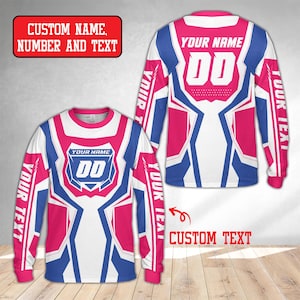 Op de afbeelding: Een shirt met lange mouwen met een geometrisch patroon in wit, roze en blauw. De voorkant toont een schildafbeelding met de tekst YOUR NAME en 00. De achterkant toont de tekst YOUR NAME en 00. De mouwen bevatten de tekst YOUR TEXT.