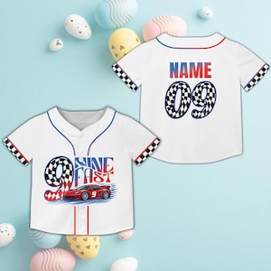 Puede incluir: Dos camisetas de béisbol blancas con detalles rojos y azules. Una camiseta presenta el número "09" con un patrón de cuadros y la palabra "NAME". La otra tiene un gráfico de coche de carreras y las palabras "NINE FAST".