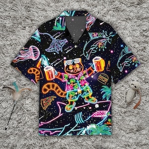 Könnte beinhalten: Schwarzes Kurzarmhemd mit Neon-Design. Es zeigt eine Katze mit Sonnenbrille, die Bierkrüge hält und auf einem Hai reitet. Weitere Neon-Illustrationen sind Delfine, Quallen und Pizzastücke. Das Hemd hat einen klassischen Kragen.