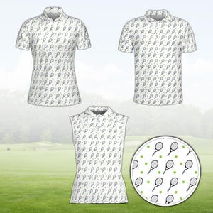 Può includere: Polo bianche con un motivo a racchette da tennis e piccoli puntini verdi. L'immagine mostra una camicia a maniche corte, una camicia senza maniche e una camicia a maniche corte. Un dettaglio circolare mostra il motivo da vicino.