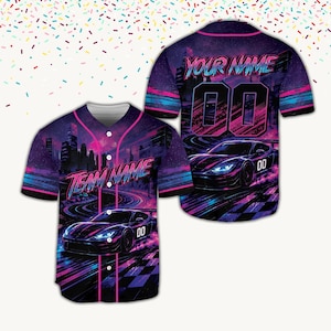 Puede incluir: Camiseta de béisbol morada con un diseño de coche de carreras sobre un circuito, con un fondo de paisaje urbano. La camiseta tiene detalles en rosa y azul. La parte delantera muestra "TEAM NAME", y la trasera muestra "YOUR NAME" y el número "00".