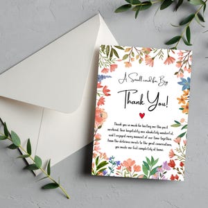 Puede incluir: Un sobre blanco y una tarjeta de agradecimiento floral. La tarjeta dice "A Small card for Big Thank You!" con un corazón. La tarjeta está rodeada de flores y vegetación coloridas. El mensaje de la tarjeta expresa gratitud.