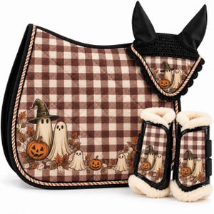 Könnte beinhalten: Eine braun-weiß karierte, gesteppte Satteldecke, eine schwarze Fliegenhaube und zwei Gamaschen mit Fellfutter. Alle Teile sind mit einem Muster aus Geistern mit Hexenhüten, orangefarbenen Kürbissen und Herbstblättern bedruckt.
