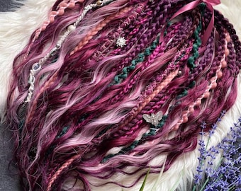 Dreadlocks fantasy fatti a mano in tonalità bordeaux e rosa