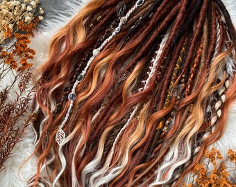 Dreadlocks sintetici color rame con dettagli bianchi. Dreadlocks e riccioli.