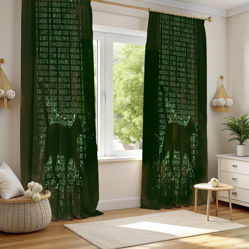Op de afbeelding: Donkergroene gordijnen met een herten silhouet en een matrixachtig patroon in lichtgroen. De gordijnen hangen voor een raam en voegen een uniek decoratief element toe aan de kamer.