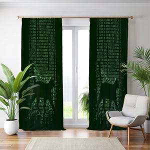 Può includere: Tende da finestra verde scuro con un design a codice digitale e una silhouette di lupo. Le tende sono appese davanti a una finestra, con una sedia e delle piante nella stanza. Le tende sono realizzate in un materiale morbido e opaco.