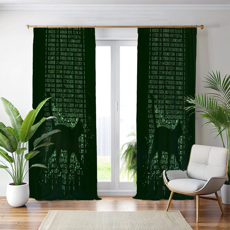 Op de afbeelding: Donkergroene gordijnen met een digitaal code-ontwerp en een silhouet van een wolf. De gordijnen hangen voor een raam, met een stoel en planten in de kamer. De gordijnen zijn gemaakt van een zacht, ondoorzichtig materiaal.