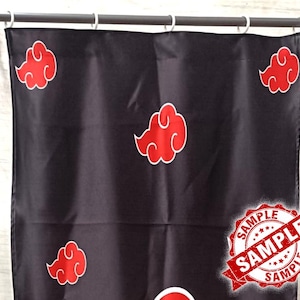 Op de afbeelding: Zwarte gordijn met rode wolkenontwerpen en een witte rand. Het gordijn hangt aan een donkerbruine stang met witte ringen. Een rode "SAMPLE" stempel is rechtsonder zichtbaar.