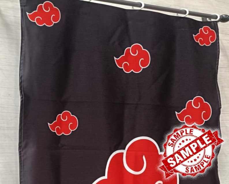 Op de afbeelding: Zwarte stoffen banner met rode wolkenontwerpen en witte contouren. De banner heeft een herhalend patroon van het wolkenmotief. Een rood-witte "SAMPLE" stempel is rechtsonder zichtbaar.
