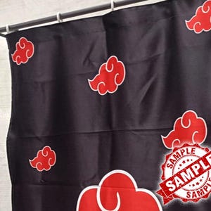 Op de afbeelding: Zwarte stoffen banner met rode wolkenontwerpen. De banner hangt aan een metalen stang met witte ringen. Een rode en witte "SAMPLE" stempel is zichtbaar.