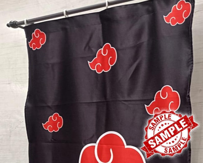 Op de afbeelding: Zwarte stoffen banner met rode wolkenontwerpen. De banner hangt aan een metalen stang met witte ringen. Een rode en witte "SAMPLE" stempel is zichtbaar.