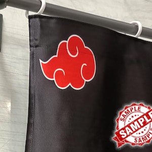 Op de afbeelding: Zwart gordijn met een rood wolkontwerp en witte omtrek. Het gordijn hangt aan een donkere metalen stang met witte ringen. Een rode "SAMPLE" stempel is rechtsonder zichtbaar.