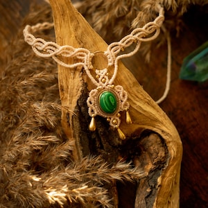Malachite Macrame Necklace – Handmade Brass Boho Collier – Healing Crystal Pendant – Adjustable Gemstone Jewelry – Unique Gift for Her