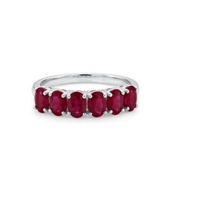 Anillo de boda apilable de plata de ley con rubí de talla ovalada y media alianza de compromiso.