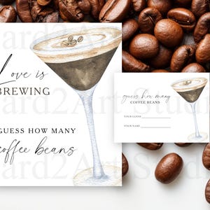 Op de afbeelding: Waterverfillustratie van een spel met koffiethema. De hoofdpas leest "Love is Brewing" en "Raad hoeveel koffiebonen". Een kleinere kaart toont een martiniglas met koffie en de tekst "Raad hoeveel koffiebonen".