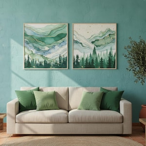 Puede incluir: Dos impresiones artísticas enmarcadas de paisajes con diseños abstractos de montañas verdes y azules. Las impresiones están sobre un sofá beige con cojines verdes. La pared está pintada de color turquesa. Una pequeña mesa de madera y una planta en maceta también están en la habitación.