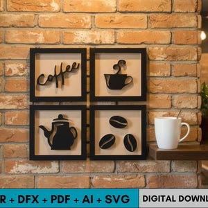 Puede incluir: Cuatro piezas de arte mural enmarcadas con diseños temáticos de café. Los diseños incluyen la palabra "coffee", una taza de café, una tetera y granos de café. Una taza blanca con una cuchara está sobre una estantería de madera.