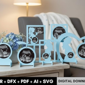Puede incluir: Marcos y siluetas de color azul claro cortados con láser que muestran imágenes de ultrasonido. Los marcos tienen varias formas, incluyendo círculos y siluetas de una persona embarazada. Un jarrón de flores azules está a la izquierda. Abajo está escrito "DESCARGA DIGITAL".