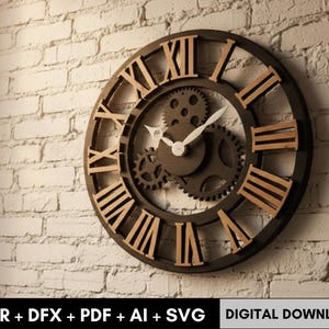 Puede incluir: Un gran reloj de pared redondo con un marco marrón oscuro y números romanos marrón claro. El reloj presenta engranajes visibles en el centro y manecillas blancas. El texto "DIGITAL DOWNLOAD" es visible.