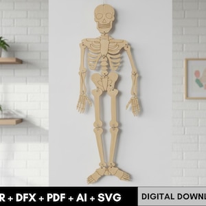Puede incluir: Decoración de esqueleto de madera marrón claro con articulaciones móviles, colgada en una pared blanca. El esqueleto tiene un diseño detallado. La imagen también incluye el texto "CDR + DFX + PDF + AI + SVG" y "DESCARGA DIGITAL".
