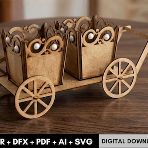 Puede incluir: Un carro decorativo de madera con dos compartimentos, cada uno adornado con cortes decorativos y detalles perlados. El carro presenta ruedas de radios y un asa, todo hecho de madera clara. La imagen también incluye el texto "CDR + DFX + PDF + AI + SVG" y "DESCARGA DIGITAL".