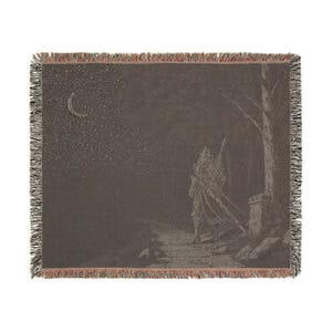 Dark Fantasy Knight Woven Blanket, Soulslike Medieval Warrior Tapestry Throw, Gothic Night Path Art, RPG Inspired Decor, Cozy Gamer Gift zdjęcie 7