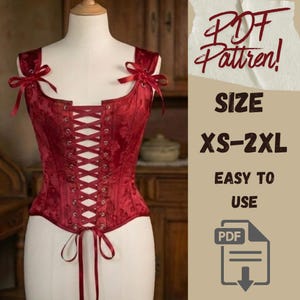 Op de afbeelding: Een dieprood korset met een bloemmotief, getoond op een mannequin. Het heeft een veter aan de voorkant en strikken aan de schouders en taille. Tekst rechts: "PDF Pattern!" en "SIZE XS-2XL".