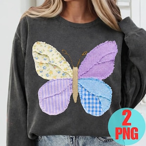Könnte beinhalten: Dunkelgraues Sweatshirt mit einem großen, farbenfrohen Schmetterlings-Applikation. Das Schmetterlingsdesign besteht aus verschiedenen Stoffmustern, darunter Blumen-, Streifen- und Vichy-Muster, in Gelb-, Lila- und Blautönen. Das Bild enthält auch den Text "2 PNG" in einem Kreis.