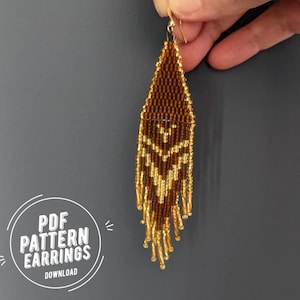 Könnte beinhalten: Handgefertigte Perlenohrringe in Braun- und Goldtönen. Die Ohrringe weisen ein geometrisches Chevron-Muster und einen Fransenbesatz aus goldenen Perlen auf. Die Ohrringe werden von einem goldenen Haken gehalten. Der Text "PDF Pattern Earrings Download" ist ebenfalls zu sehen.