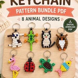 Könnte beinhalten: Ein digitales PDF-Musterpaket für 8 Pony-Perlen-Schlüsselanhänger mit Tiermotiven. Die Designs umfassen einen Hund, eine Eidechse, eine Katze, eine Eule, einen Flamingo, einen Marienkäfer, eine Schildkröte und einen Fisch aus bunten Kunststoffperlen.