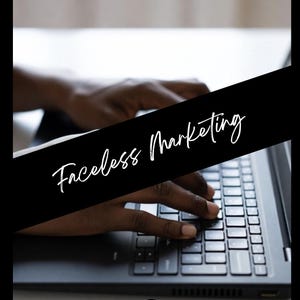 Peut inclure: Un ordinateur portable noir avec des mains tapant sur le clavier. L'image présente une bannière diagonale noire avec les mots "Faceless Marketing" en écriture blanche. Un petit logo circulaire est dans le coin inférieur droit.