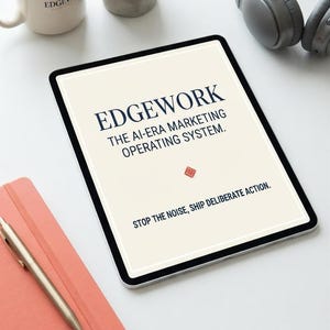 Peut inclure: Une tablette affichant le texte EDGEWORK THE AI-ERA MARKETING OPERATING SYSTEM. STOP THE NOISE, SHIP DELIBERATE ACTION. À proximité se trouvent une tasse blanche avec le texte EDGEWORK, une succulente dans un pot gris, un casque gris et un carnet corail.