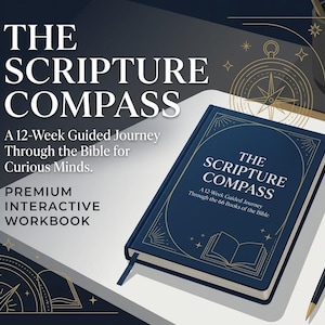 Peut inclure: Un cahier d'exercices bleu foncé intitulé The Scripture Compass, A 12-Week Guided Journey Through the 66 Books of the Bible, avec des illustrations dorées d'une boussole et d'un livre ouvert. Un stylo bleu foncé assorti est posé à côté.