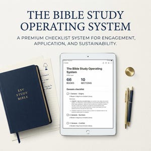 Peut inclure: Une tablette numérique affichant The Bible Study Operating System avec 66 livres et 10 sections, à côté d'une Bible d'étude ESV bleu marine, un bloc-notes, deux stylos et un bouton doré. Le texte indique The Bible Study Operating System, A premium checklist system for engagement, application, and sustainability.