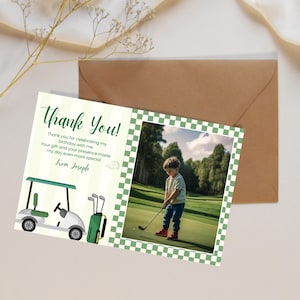 Könnte beinhalten: Eine gefaltete Dankeskarte mit Golf-Motiv. Die Karte zeigt einen Cartoon-Golfwagen, Golfschläger und ein Foto eines Kindes beim Golfspielen. Der Text lautet "Thank You!" und eine persönliche Nachricht.