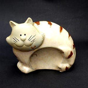 ヴィンテージの縞模様の太った猫の入れ子式陶器製子猫の置物