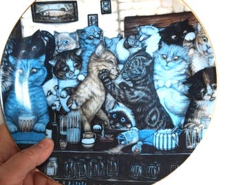 Piatto vintage in porcellana di Zoe Stokes del 1982 con gatti - Ultimi ordini - Gatti ubriachi