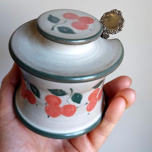 Tarro de mermelada/conserva con tapa de cerámica vintage de Jersey Studio Pottery con diseño de cerezas.