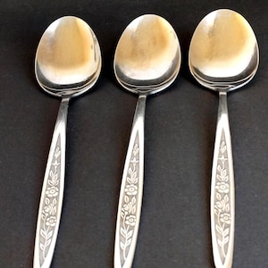 Juego de tres cucharas vintage 'Monogram' de los años 60 - Cubiertos de acero inoxidable decorados