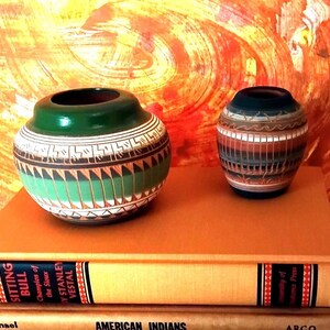 Vintage handgemaakte Indiaanse Navajo-aardewerk vazen, gesigneerd door Ella Cadman & Flora B