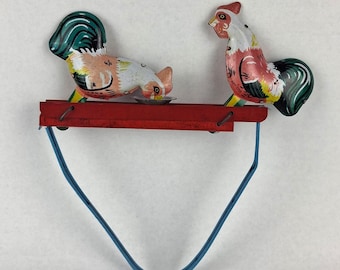 Gallos de metal vintage de hojalata litografiados, juguete de pollo, acción de apretar, juguete de movimiento