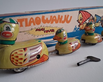 Vintage Tin Duck Family Pull Toy, Wind-Up Toy, Collectible Metal Duck Train Toy, Mechanical Tin Toy, Lithographed Tin